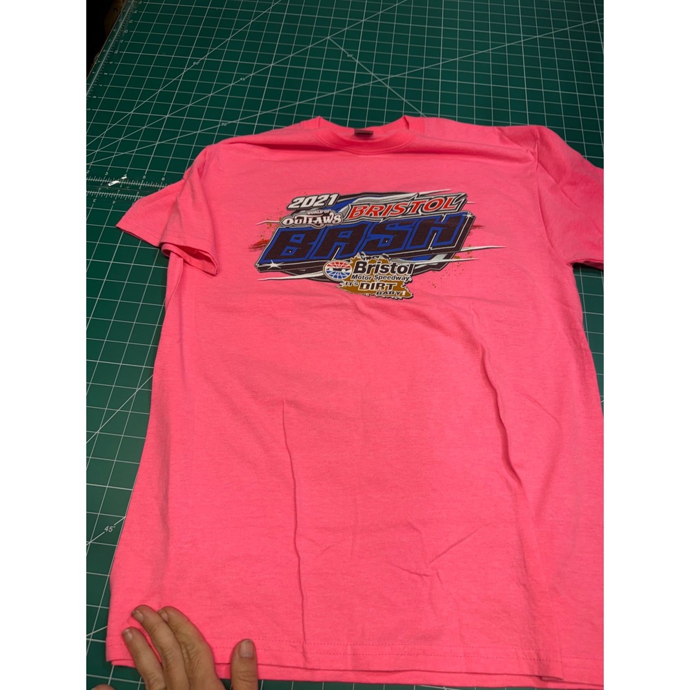 Gildan 2021 World of Outlaws Bristol Bash Racing T-Shirt Pink Women Medium